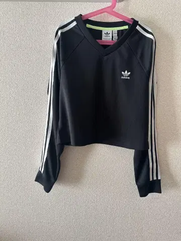 새상품급 아디다스 V넥 긴팔 셔츠 크롭 기장