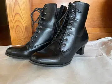 블랙 레이스업 가죽 부츠