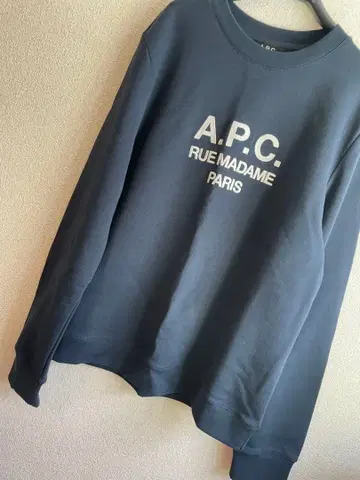 A.P.C. 자수 로고 맨투맨 네이비