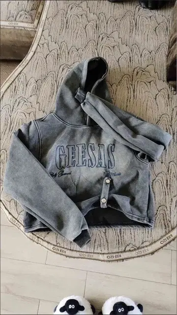 GEESAS 그레이 후드 부착 크롭 후드티