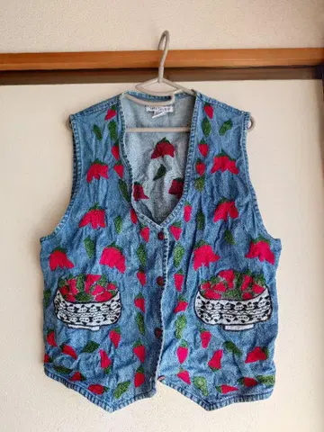 고추 패턴 자수 데님 베스트