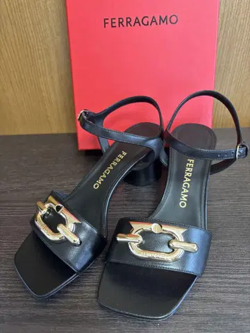 FERRAGAMO 블랙 샌들