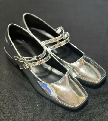세련된 실버 메리 제인 신발