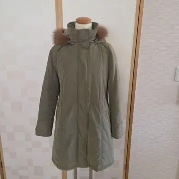 퍼가 달린 올리브 그린 다운 재킷