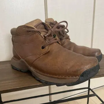 Clarks 브라운 워크 부츠