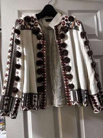 ZARA 자수 폼폼 포함 화이트 볼레로