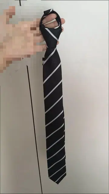 스트라이프 디자인 넥타이 블랙과 화이트
