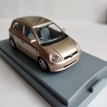 도요타 Vitz 골드 미니카 1/43