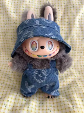 데님 모자와 오버롤 봉제 인형