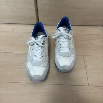 화이트/블루 스니커즈