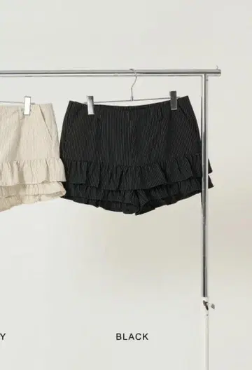 핀스트라이프 티어드 숏팬츠 블랙