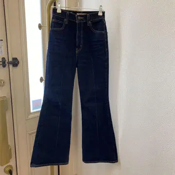 LEVI'S PREMIUM 70s HIGH FLARE 23