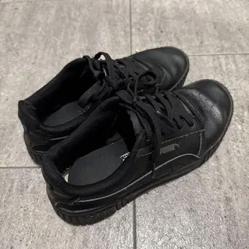 Puma 블랙 가죽 스니커즈 24.5cm