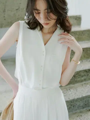 아뉴앙스 더블 새틴 오픈 카라 블라우스 슬리브리스 셔츠