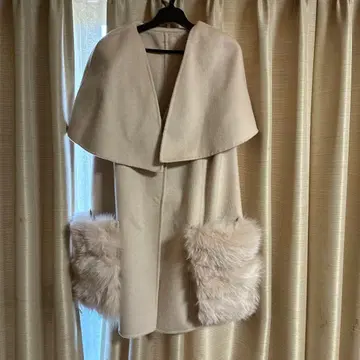 새상품급 아이보리 퍼 달린 판초 케이프 코트