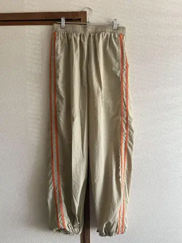 earthy 베이지 나일론 팬츠 오렌지 스트라이프