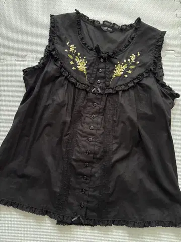 핑크하우스 미모사 모티브 자수 베스트 블랙