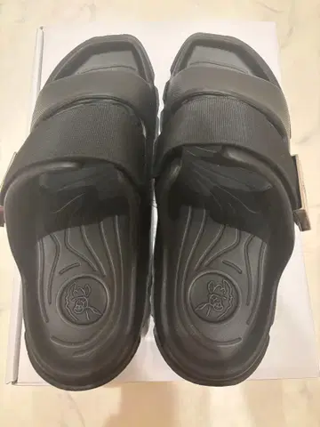 블랙 슬라이드 샌들 메탈 버클 포함