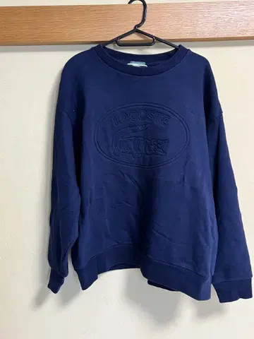 LACOSTE 네이비 자수 로고 맨투맨