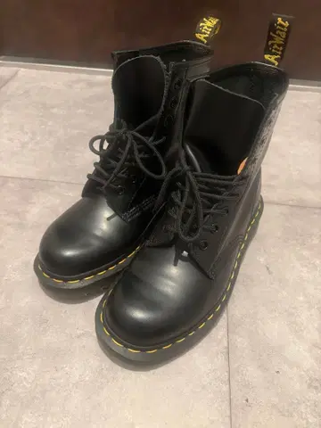 Dr. Martens 8홀 부츠 24cm