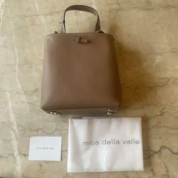 mica della valle 숄더백 베이지 Piera