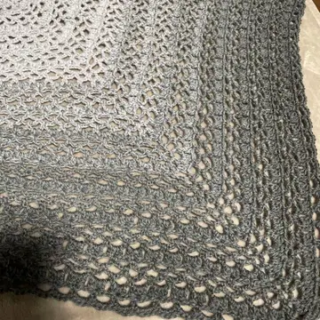 삼각형 숄 시스루 무늬 그레이 그라데이션 원더 울