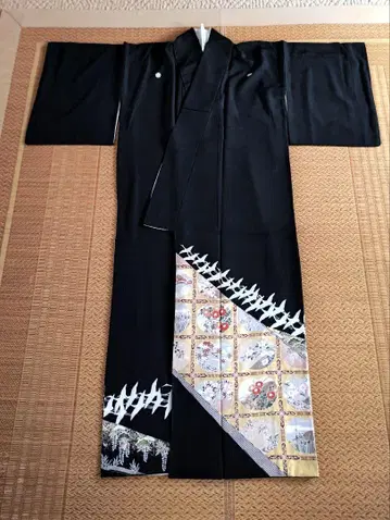 전통 예복 기모노 블랙 전통 예복 기모노 새와 꽃 무늬 기모노 둥근 매화