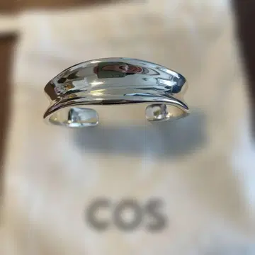 COS 뱅글 슬림 스컬프티드 커프
