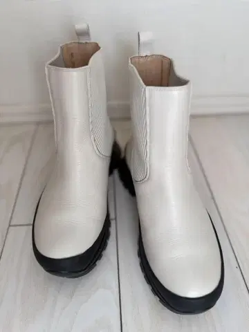 프리도르 화이트 가죽 사이드 고어 부츠