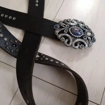 장식적인 버클이 달린 블랙 벨트
