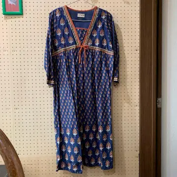 [주말 한정판 가격 인하!] 티티카카 구매 네이비 꽃무늬 롱 원피스