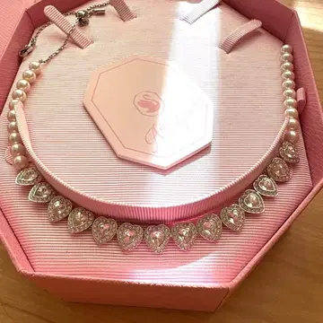 Ariana Grande x Swarovski 초커