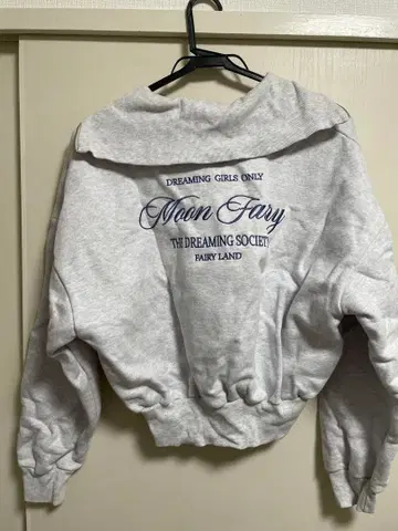 Moon Fairy 하프 지퍼 크롭 맨투맨