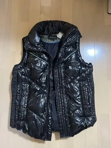 블랙 후드 부착 충전솜 베스트