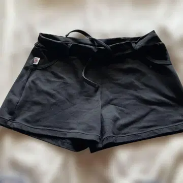 미카노 스마일 마크 스톤 장식 블랙 숏팬츠
