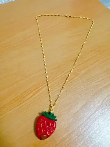 Q-pot. 스트로베리 가나슈 목걸이 딸기 초코