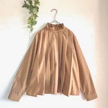 RayBEAMS 레이빔즈 새상품급 프릴 넥 플리츠 블라우스 카멜