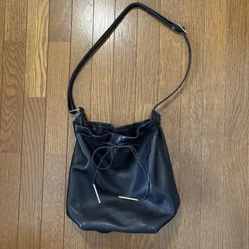 POMTATA 블랙 가죽 복조리 숄더백