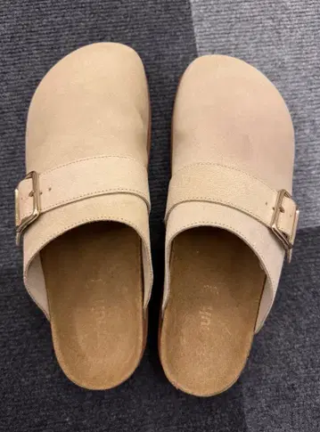 schuh (슈)의 가죽 샌들 베이지