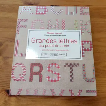 Grandes lettres au point de croix