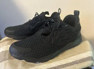 [ Reebok ] 블랙 스니커즈 메쉬 소재