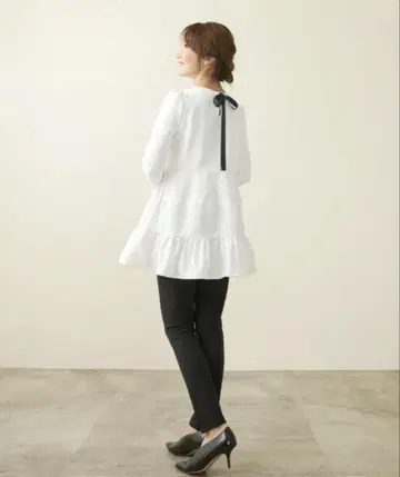 화이트 티어드 디자인 긴팔 상의