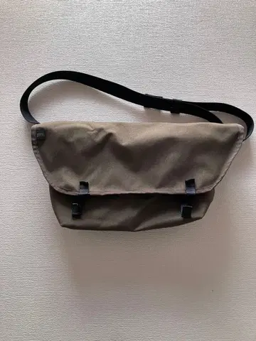 BLUE LUG 메신저 백 하프 브라운