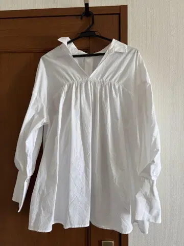 화이트 V넥 개더 긴팔 셔츠