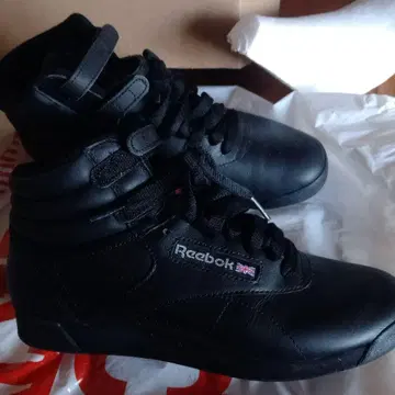 Reebok 블랙 하이컷 스니커즈
