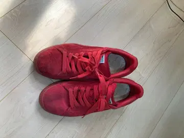 레드 스웨이드 스니커즈