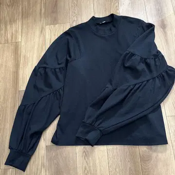 미사용에 가까운 자라 ZARA 절개 볼륨 슬리브 긴팔 셔츠 블랙