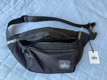 미사용 새상품 alo yoga 블랙 바디백 웨스트 파우치