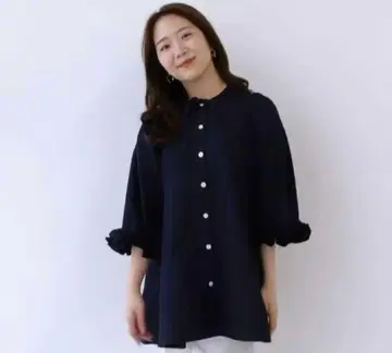 핏모어 볼륨 프릴 슬리브 블라우스 네이비