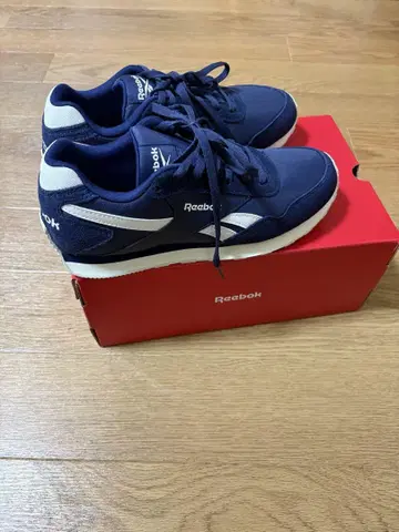 Reebok 네이비 스니커즈
